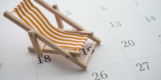 Modellliegestuhl auf Kalender