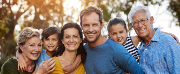 Gruppenfoto einer mehrgenerationen Familie