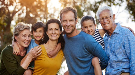 Gruppenfoto einer mehrgenerationen Familie