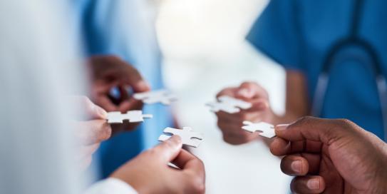 Praxisteam hält Puzzle-Teile