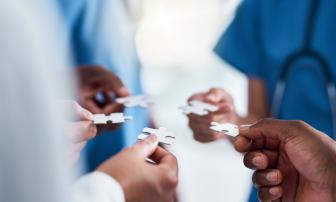 Praxisteam hält Puzzle-Teile