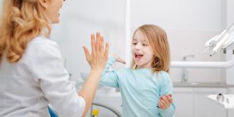 Junge Patientin gibt Ärztin High Five